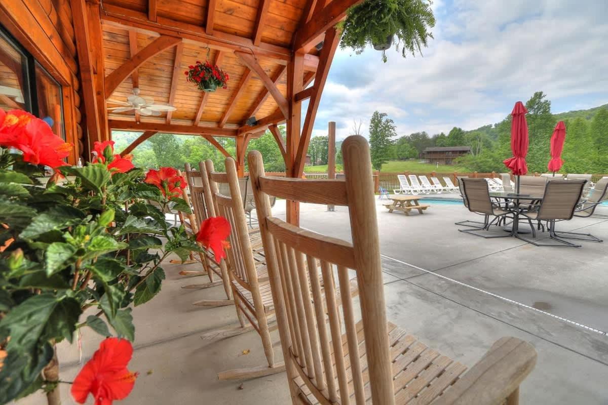 Beautiful View! Log Cabin,Fireplace,Hot Tub,Arcade,Pool,Fishing Sevierville Exterior foto