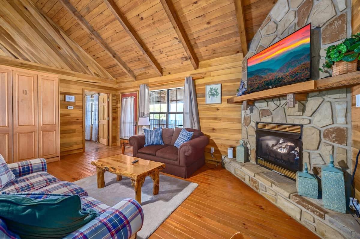 Beautiful View! Log Cabin,Fireplace,Hot Tub,Arcade,Pool,Fishing Sevierville Exterior foto